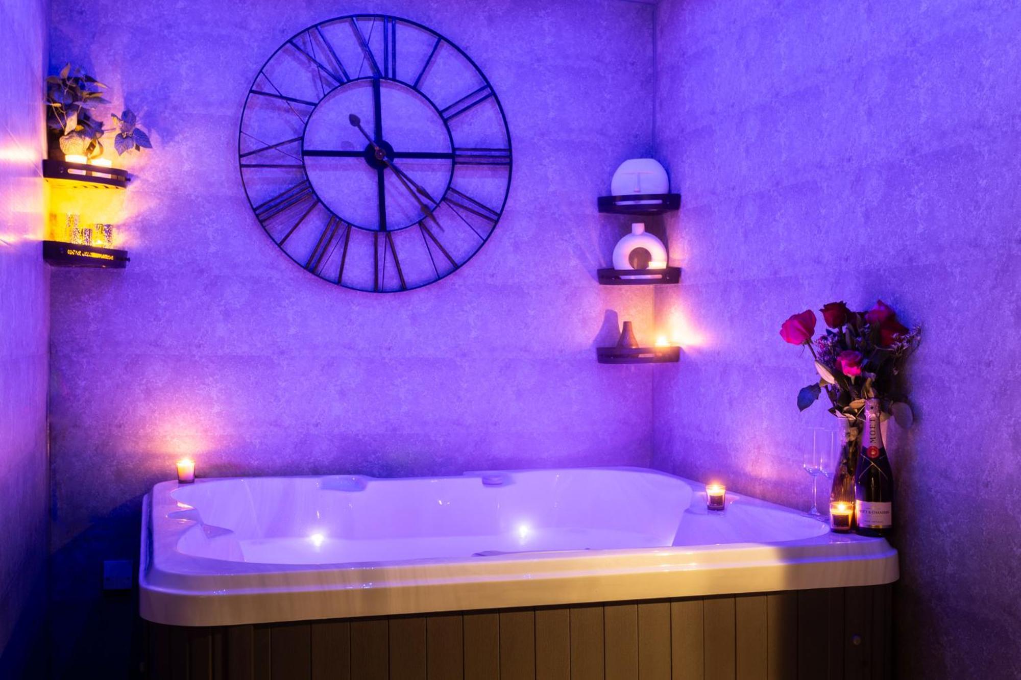 Newly Renovated With Jacuzzi In Sheffield! Apartment