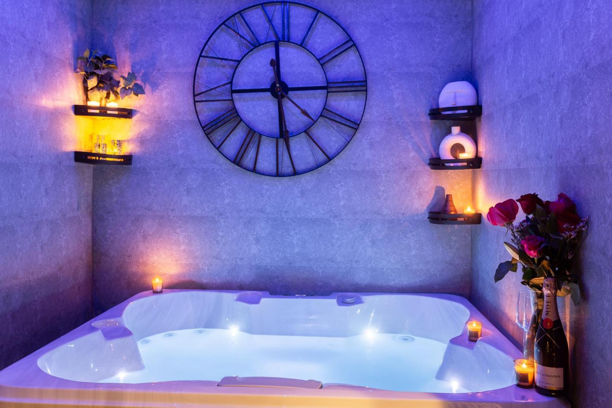Apartment Newly Renovated With Jacuzzi In Sheffield!