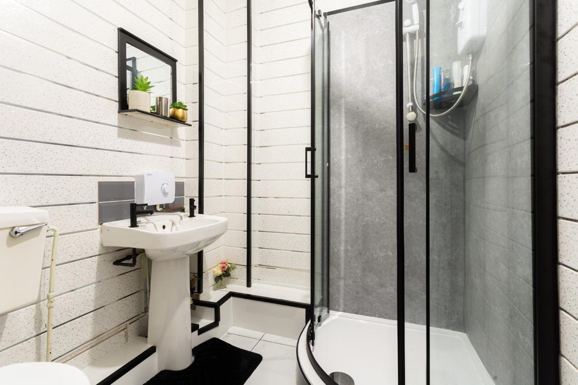 Apartment Newly Renovated With Jacuzzi In Sheffield! Sheffield