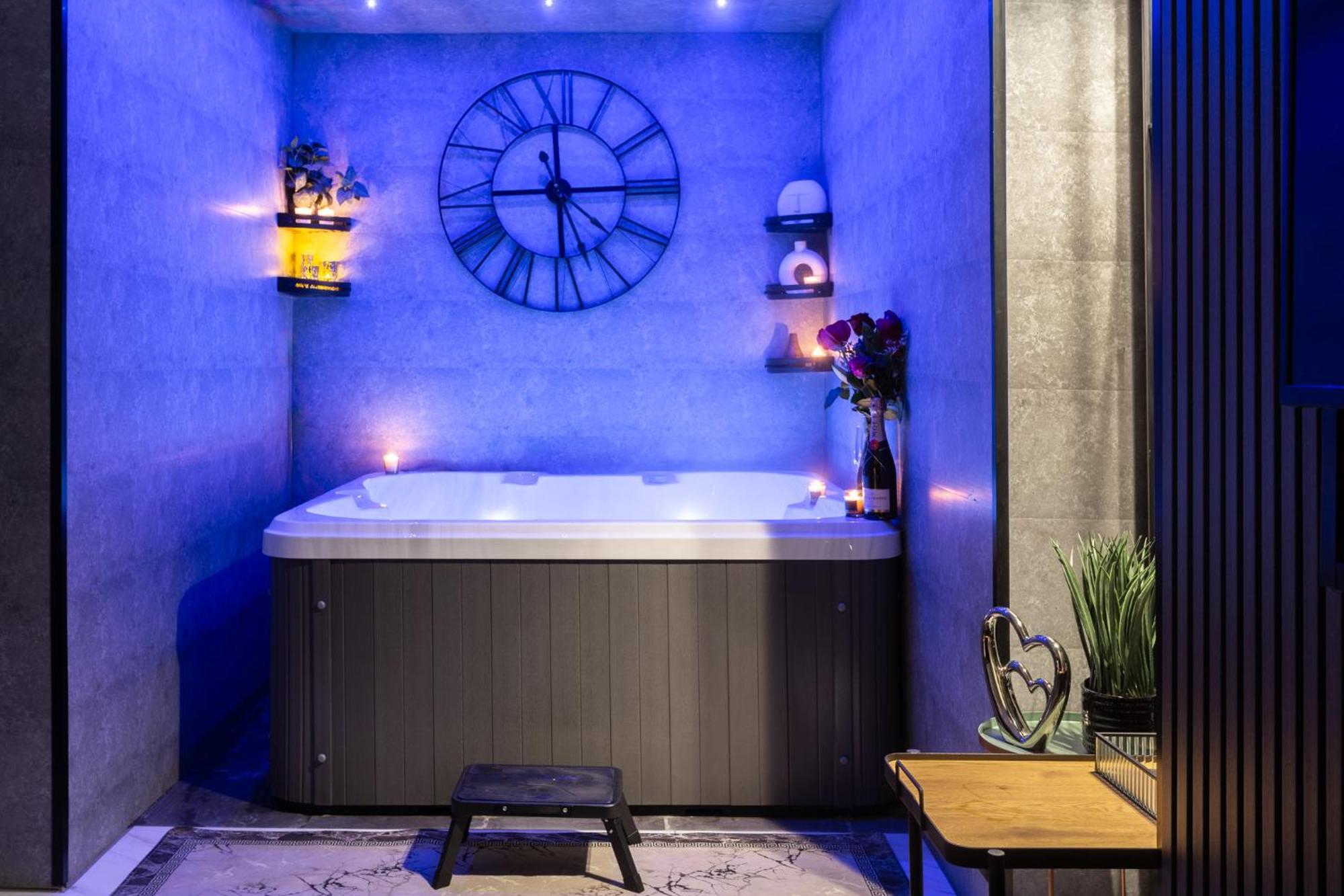 Apartment Newly Renovated With Jacuzzi In Sheffield! *