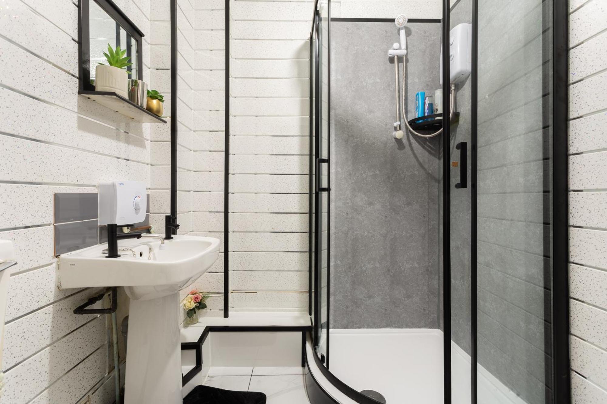 Newly Renovated With Jacuzzi In Sheffield! * Sheffield